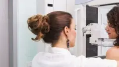 سيدة تخضع للفحص الطبي