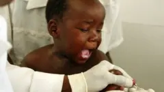 Umwana urira ari guterwa urukingo rwa malaria