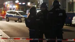 Policiais estão na cena do crime neste momento