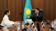 Маориф вазири Ғани Бейсембаев ўқувчилар ҳижоб ўраб келадиган таълим муассасаларига ҳеч огоҳлантиришсиз текширувлар ўтказилишини маълум қилди.