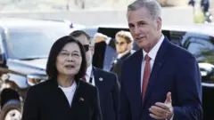Tsai Ing-wen junto a Kevin McCarthy.