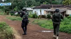 Gendarmes officers dey point gun
