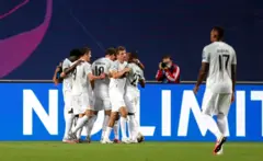 توماس مولر محتفلا مع زملائه بتسجيله هدف بايرن الرابع في اللقاء ضد برشلونة، 14 أغسطس/آب 2020