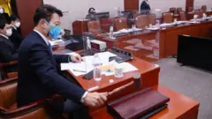 송영길 위원장이 2일 서울 여의도 국회에서 열린 외교통일위원회 전체회의에서 남북관계 발전에 관한 법률 일부개정법률안을 통과시키고 있다. 김석기 간사 등 국민의힘 의원들은 이날 해당 법안 표결 처리에 반대하며 집단 퇴장했다
