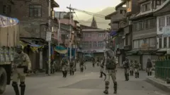 শুক্রবার শ্রীনগরের রাস্তায় ফৌজি টহল