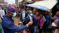 Gomina Sanwo-olu n ba awọn eeyan kan sọrọ