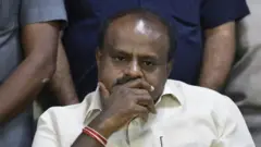 கர்நாடகா சட்டசபை: நம்பிக்கை வாக்கெடுப்பு தீர்மானத்தை தாக்கல் செய்தார் குமாரசாமி