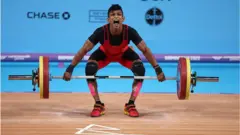 ''කුලී වැඩ කරන අම්මගේ මාලේ උකස් තියලා පුහුණුවීම් කළා.''