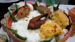 পান্তা ভাত আর ইলিশ মাছ এখন পহেলা বৈশাখে নাগরিক উৎসবের অনুষঙ্গ।
