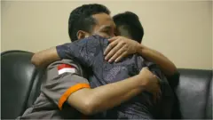 ผู้ชาย 2 คน สวมกอดกัน