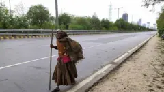 نوّے سالہ کاجوری دیوی دلی سے اپنے گاؤں کی جانب پیدل ہی چل نکلی ہیں