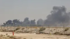 Suudi Arabistan'daki petrol tesislerine saldırı sonrası yangın çıktı
