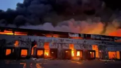 Ikigo c'ubutabazi ca Reta ya Ukraine (SES) kivuga ko igitero co kuri uyu wa gatandatu mu micungararo ya Kyiv catumye ububiko bw'imfungurwa burimbuka