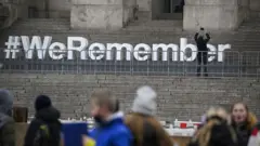 Ein Schild sagt "wir erinnern"