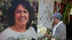 Una mujer rinde tributo a Berca Cáceres.