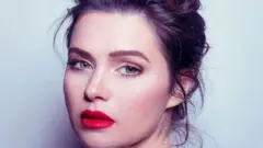 الممثلة المصرية يسرا اللوزي