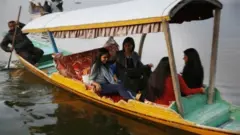 पिछले साल अक्तूबर में ईयू सांसदों के दल को डल झील की सैर करवाई गई थी