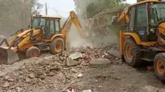 लेबर कॉलनी पाडकाम प्रक्रिया सुरू आहे.