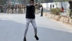 শিক্ষার্থীদের লক্ষ্য করে গুলি, পেছনে দাঁড়িয়ে আছে পুলিশ