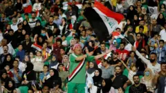 تماشاگران عراقی در بازی تیم ملی فوتبال این کشور با هنگ کنگ در بصره