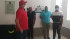 Bwana Higgins (yambaye agapira gatukura) avuga ko yabikoze kugira ngo atange akarorero