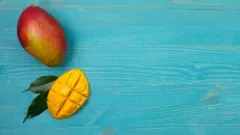 Un mango junto a otro pelado