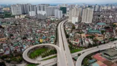 আংশিক লকডাউনে থাকা হ্যানয় নগরী