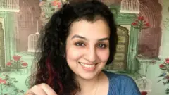 ভারতে পেশাদার পাইলট অর্থাৎ বিমান চালক হানা খান। সম্প্রতি অনলাইনে তাকে বিক্রির জন্য নিলামে তোলা হয়
