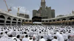 Des pèlerins potentiels prient à la Masjid al-Haram pendant leur pèlerinage du Hajj à La Mecque, en Arabie saoudite, le 23 juin 2023