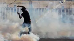 متظاهر عراقي