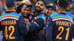 சர்வதேச கிரிக்கெட்டில் முதல் விக்கெட்டை வீழ்த்திய தமிழக வீரர் நடராஜன்