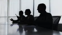 люди обсуждают что-то за столом