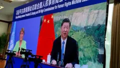 Cao ủy Nhân quyền LHQ Michelle Bachelet trong cuộc gặp qua mạng với Chủ tịch Trung Quốc Tập Cận Bình khi bà ở Quảng Châu , Trung Quốc, ngày 25 tháng 5 năm 2022