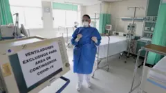 Una enfermera en el pabellón de aislamiento del Hospital General Adolfo López Mateos, de México