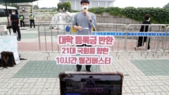 5일 국회 앞에서 대학 등록금 반환 10시간 필리버스터가 열렸다