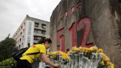 四川北川縣城遺址一名女子向5.12地震紀念碑獻花悼念死難者（11/5/2018）