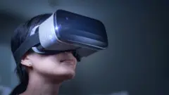వీఆర్ హెడ్‌సెట్‌తో మహిళ
