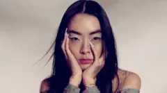 日本出生英國長大的歌手澤山璃奈（Rina Sawayama）