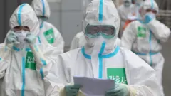 정부는 왜 일일 확진자가 급증하고 있음에도 등급을 '하향 조정'하려는 것일까?