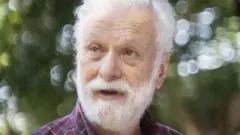 Francesco Tonucci falando em área arborizada