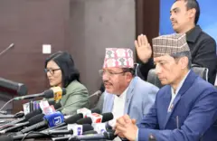 कार्यवाहक प्रमुख निर्वाचन आयुक्त रामप्रसाद भण्डारी (बीचमा), आयुक्त जानकी तुलाधर (बायाँ) र सगुनशमशेर जबरा