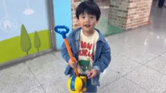 장난감을 손에 들고 있는 어린이