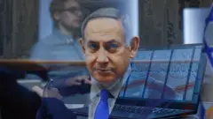 نتنياهو مع صورة لاختبارات كشف الكذب