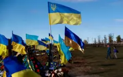 Cờ Ukraine được đặt tại một nghĩa trang của quân đội Ukraine, ở Kharkiv, Ukraine, ngày 12 tháng 10 năm 2022