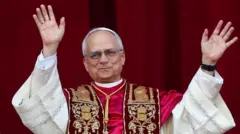 新しい教皇「レオ14世」になったアメリカ出身のプレヴォスト枢機卿が、聖ペトロ大聖堂のバルコニーから、集まった群衆を祝福した（8日、ヴァチカン）