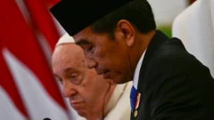 Joko Widodo (kana), saat masih menjabat presiden Indonesia, difoto bersama Paus Fransiskus (kiri) dalam kunjungannya di Indonesia, September 2024 silam.