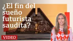 Agustina Latourrette con con el cabello rubio largo y lacio y un top con rombos de color rosa y naranja. De fondo, una ilustración de un edificio espejado con forma de pirámide.