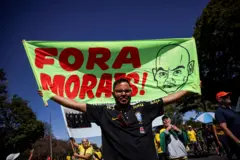 Apoiador de Bolsonaro exibe cartaz contra Moraes em protesto