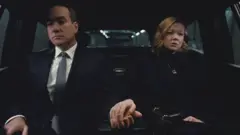 Cena de Succession, em que atores Sarah Snook e Matthew Macfadyen dão as mãos
