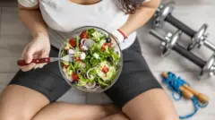 Mujer con un plato de ensalada